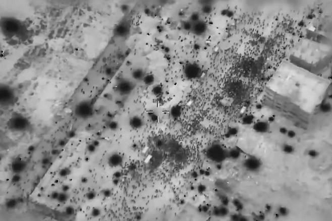 이스라엘군(IDF)이 드론으로 촬영해 공개한 영상에는
총격 당시 주민들이 트럭 주변으로 몰려들고 있는 모습이 나온다. 가자시티=AP 뉴시스