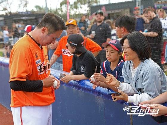 한화 스프링캠프에서 팬들에게 사인해주고 있는 장민재. 사진 한화 이글스