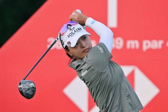고진영이 2일 싱가포르 센토사 골프클럽에서 열린 HSBC 여자 월드 챔피언십 3라운드 1번 홀에서 티샷을 하고 있다. 사진 LPGA
