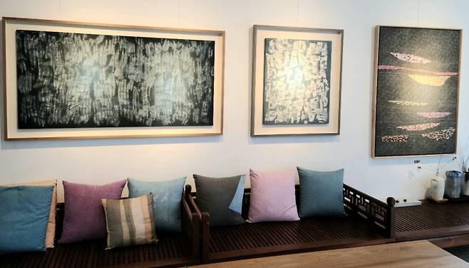 ▲풀빛갤러리에 상설 전시된 박영희 작가의 비구상 평면 회화작품.