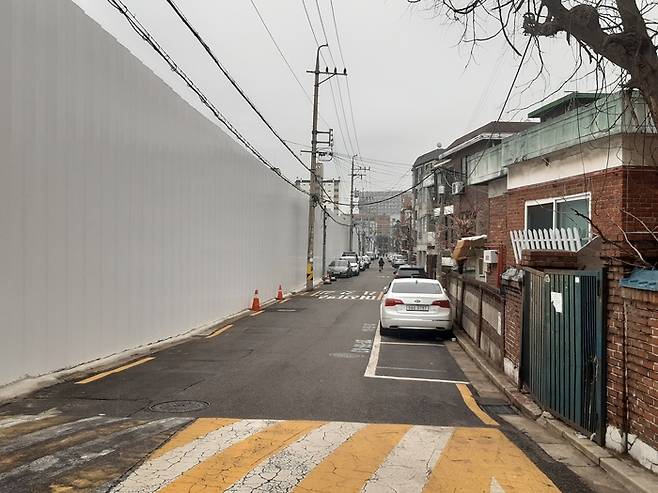 공사가 중단된 강서구 방화 6구역이 높은 울타리로 둘러싸여 있다. 오른쪽은 방화 5구역. 서찬동 선임기자