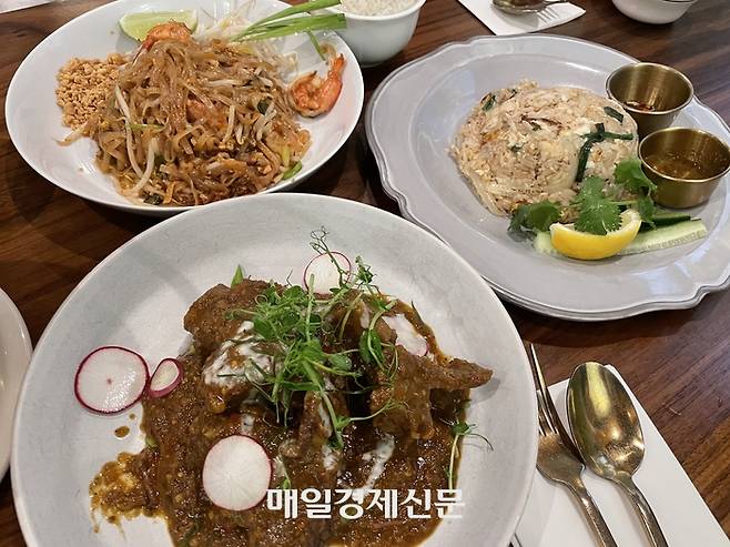 맨 아래에서 시계방향으로 소갈비(Short Rib Prik Kang), 파타이(Pad Thai), 게살볶음밥(Crab Fried Rice).