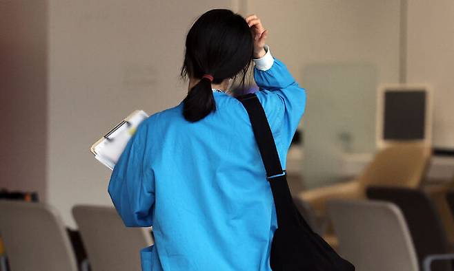 1일 서울 종로구 한 대학병원에서 의료진이 이동하고 있다. 뉴스1