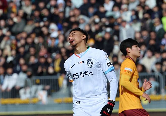 ▲ 광주FC전에서 몸을 풀면 FC서울 제시 린가드는 후반 31분에 투입 됐다. ⓒ연합뉴스