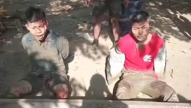 미얀마 시민방위군 포떼와 따타운이 화형을 당하기 전 머리에 피를 흘리며 손이 뒤로 묶인 채 앉아 있는 모습. 미얀마지지시민모임 제공 영상 캡처