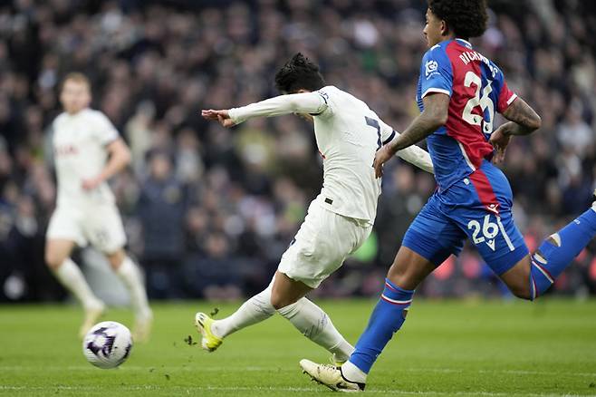 골망을 흔든 손흥민(가운데)의 오른발 슈팅 장면. 경기에선 토트넘이 3-1로 이겼다. 런던=AP 뉴시스