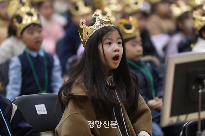 4일 서울 영등포구 문래초등학교 2024학년도 입학식에 참여한 어린이가 교가를 따라 부르고 있다.