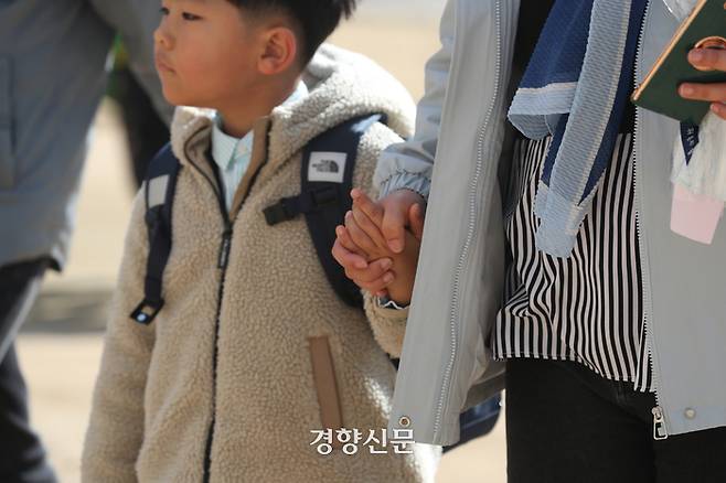 4일 서울 영등포구 문래초등학교에서 열린 2024학년도 입학식에 입학생이 부모님의 손을 잡고 들어오고 있다.