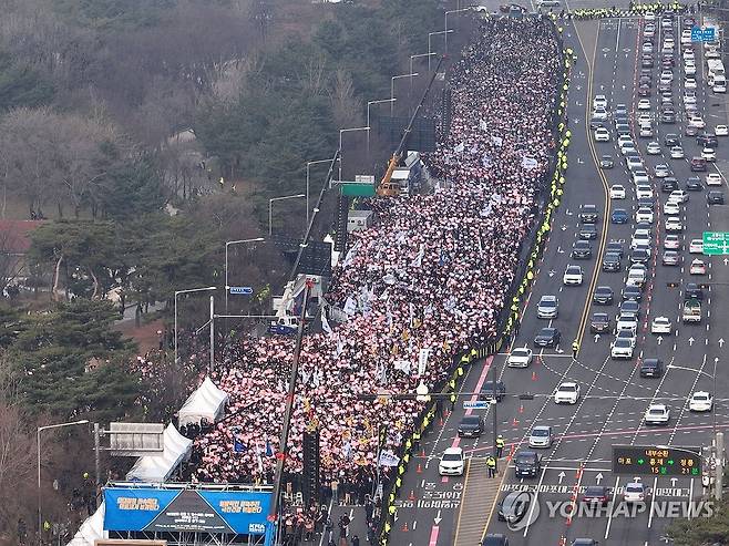시위에 나선 의사들 2024년 3월3일 오후 서울 영등포구 여의대로에서 열린 대한의사협회 주최 전국 의사 총궐기 대회 의사들이 모여있다.
[연합뉴스 사진]