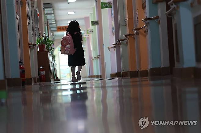 나홀로 입학 (대구=연합뉴스) 윤관식 기자 = 4일 오전 대구 군위군 부계초등학교에서 입학식을 마친 1학년 신입생이 교실로 이동하고 있다. 2024.3.4 psik@yna.co.kr