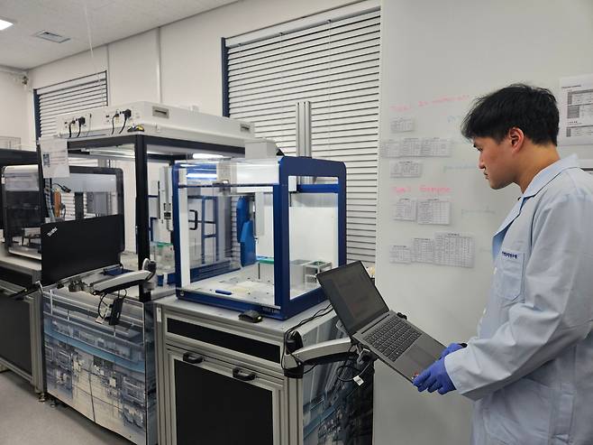 5일 한국생명공학연구원 바이오파운드리 베타 시설에서 연구원이 유전자 조작 자동화 장치를 제어하고 있는 모습. 이 시설은 향후 구축될 바이오파운드리의 테스트베드 역할을 하고 있다./대전=이병철 기자