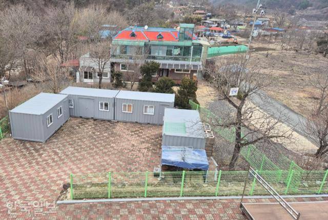 충북 영동에 위치한 해맑음센터의 임시 조리시설. 시설이 외부에 있어 음식을 날라야 하는 등 각종 문제를 겪고 있다. 센터 제공