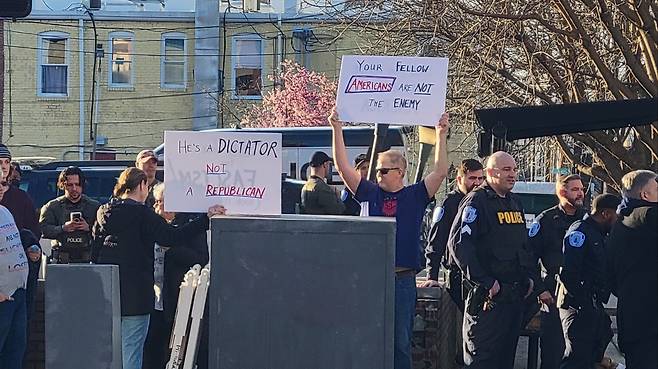 연설장 맞은편에 서 있는 트럼프 반대 시위대. (사진=KBS)