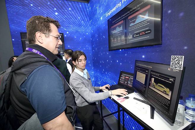 MWC 2024 KT 전시부스에서 직원이 관람객에게 엔지니어링 플랫폼 서비스를 소개하고 있다. KT제공