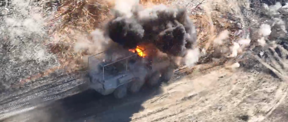 러시아 BTR-80 장갑차가 우크라이나의 FPV 자폭 드론에 충돌한 순간 / 사진=타격드론중대 텔레그램