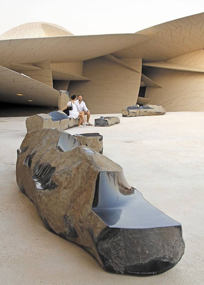 카타르 국립박물관 중앙 광장에 최병훈의 '아트 벤치'가 뚝뚝 놓여 있다. 5t짜리 현무암을 일부는 갈고 일부는 그대로 둔 작품이 건물 외관과 멋스럽게 어울린다. /최병훈 작가 제공
