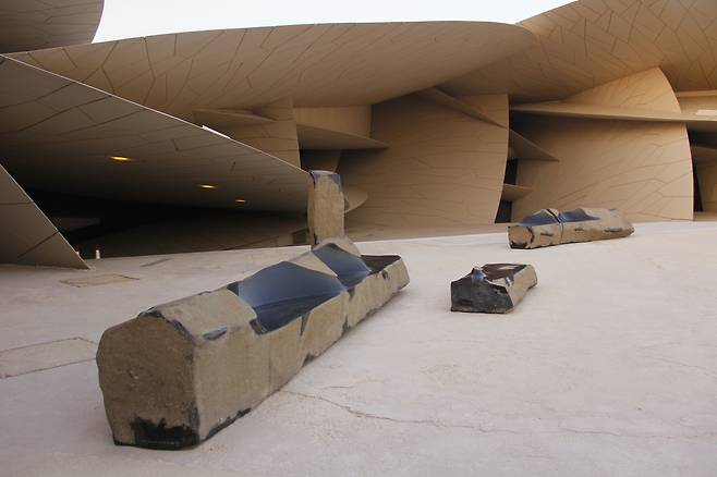 카타르 국립박물관 중앙 광장에 최병훈의 '아트 벤치'가 놓여 있다. 5t짜리 현무암을 일부는 갈고 일부는 그대로 둔 작품이 건물 외관과 멋스럽게 어울린다. /최병훈 작가 제공
