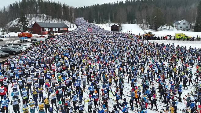 3월 3일 스웨덴 살렌에서 바사로페트 크로스컨트리 스키 클래식 레이스에서 15000여명의 선수들이 출발하고 있다. 세계 최대 규모의 크로스컨트리 스키 대회인 바로사페트 100회 대회가 스웨덴 살렌과 모라 사이의 90㎞ 코스에서 열렸다. /EPA 연합뉴스