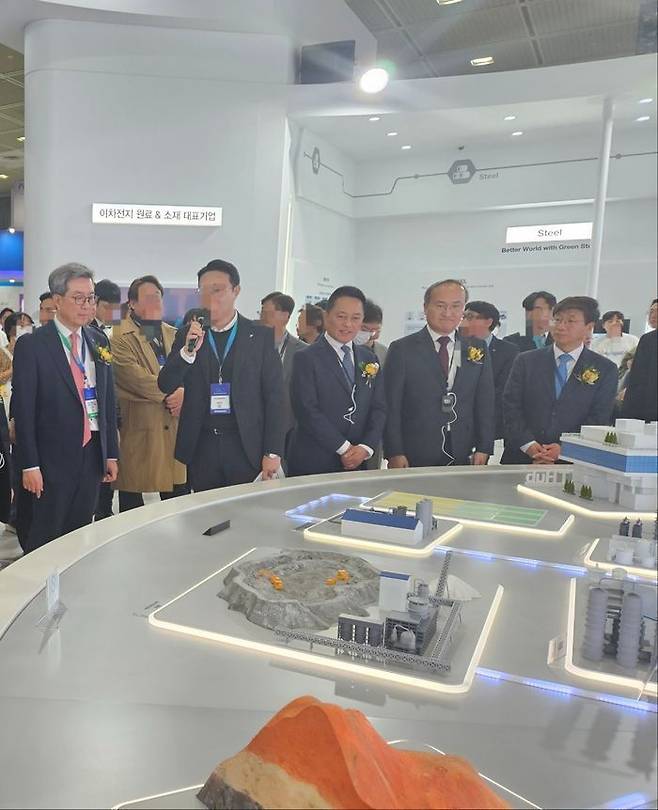 (맨 왼쪽)김준형 포스코홀딩스 친환경미래소재총괄이 6일 서울 강남구 코엑스에서 열린 국내 최대 배터리 산업 전시회인 ‘인터배터리 2024’에 마련된 포스코그룹 부스를 둘러보고 있다. ⓒ데일리안 정진주 기자