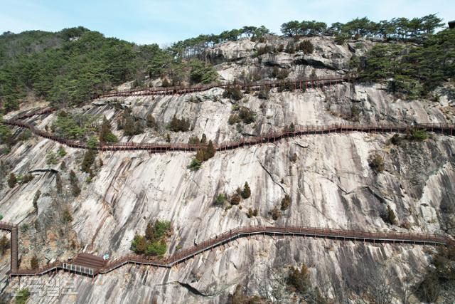 용궐산 하늘길은 산 중턱 가파른 암벽에 지그재그로 연결돼 있다.