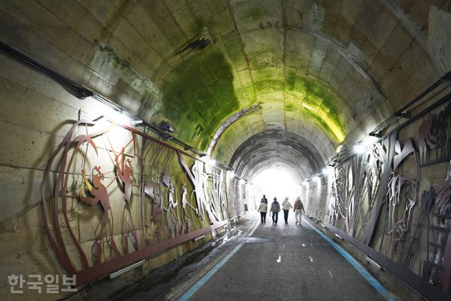향가터널은 일제강점기 철로를 건설하려다 완공하지 못한 터널이다.