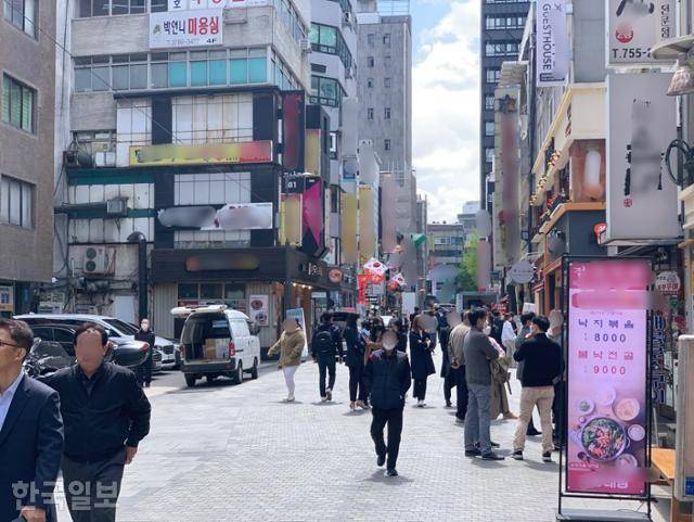 서울 중구 북창동 먹자골목. 정오 점심시간에 직장인들이 식사하기 위해 줄을 서 있다. 한국일보 자료사진