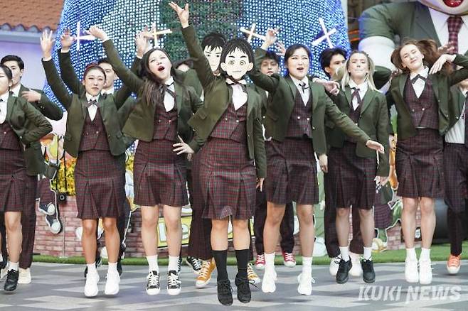 6일 오전 서울 송파구 롯데월드 어드벤처에서 연기자들이 봄 시즌 축제 ‘After School Lessons’의 세기말 라떼 공연을 펼치고 있다.