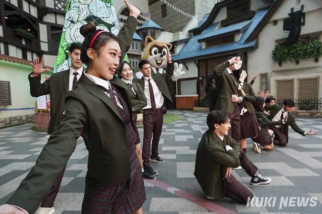6일 오전 서울 송파구 롯데월드 어드벤처에서 연기자들이 봄 시즌 축제 ‘After School Lessons’의 세기말 라떼 공연을 펼치고 있다.