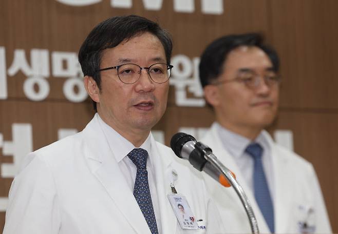 7일 서울대학교병원 의학연구혁신센터에서 김영태 서울대병원장이 김영삼 전 대통령 부인 손명순 여사 별세 관련 브리핑을 하고 있다. (사진=연합뉴스)