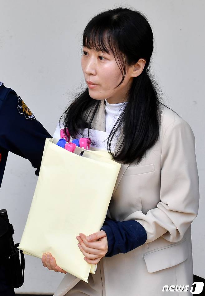 친아버지를 살해한 혐의로 무기징역을 선고받고 복역 중인 김신혜씨(41)가 2019년 5월 20일 오후 전남 해남군 광주지방법원 해남지원에서 첫 재심 공판을 마친 뒤 호송되고 있다. 김씨는 이날 공판에서 "자신이 친아버지를 죽이지 않았다"면서 "위조된 자료로 누명을 썼다"고 주장했다.. 2019.5.20/뉴스1 ⓒ News1 한산 기자