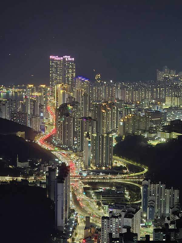 황령산에서 바라본 부산 도심 야경.