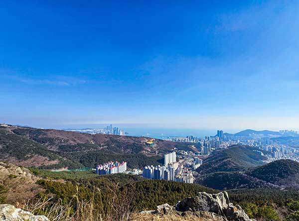 사자봉에서 바라본 황금빛 지붕의 스노우캐슬 방면.