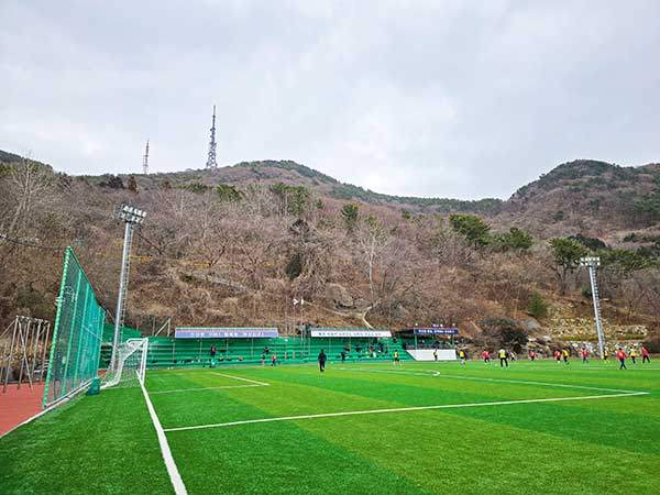 황령산 레포츠공원. 뒤로 중계탑이 있는 산이 황령산이고, 그 오른쪽 봉우리가 사자봉이다.