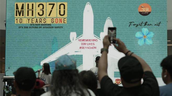 MH370 여객기 실종 10주년을 맞아 탑승자 가족들이 쿠알라룸푸르에 모였다