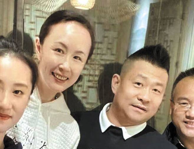 중국 테니스 스타 펑솨이(왼쪽)가 웃는 얼굴로 친구들과 함께 찍은 사진을 자신의 트위터 계정에 올렸다. /트위터