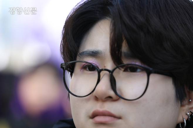 세계 여성의 날인 8일 서울 중구 청계광장에서 열린 제39회 한국여성대회 참가자가 보라색 눈화장을 하고 있다.