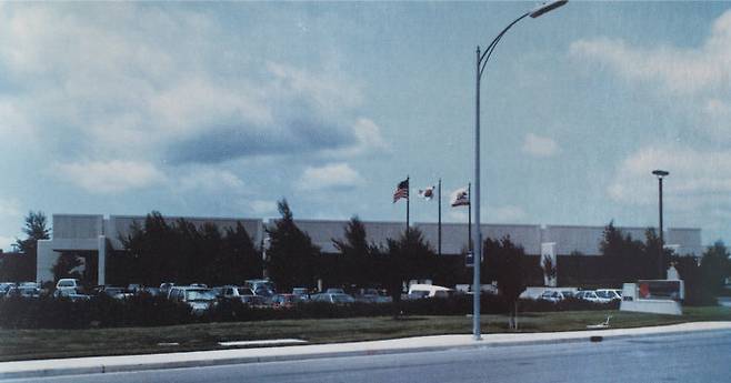 호암은 1983년 반도체 사업에 진출하기 전 삼성통신을 세워 토대를 만들었다. 사진은 1983년 7월 미국 캘리포니아 실리콘밸리에 세워진 삼성반도체통신 현지 법인. [삼성 60년사]