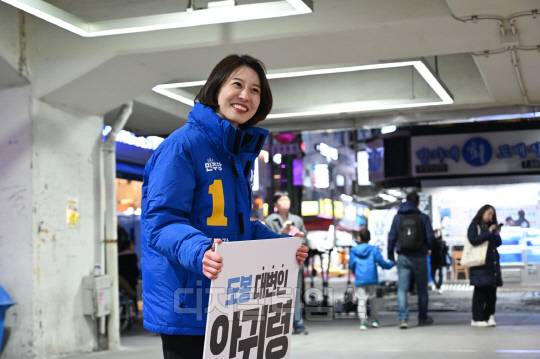 서울 도붕구에서 시민들과 소통 중인 안귀령 더불어민주당 상근부대변인. <디지털타임스 DB>