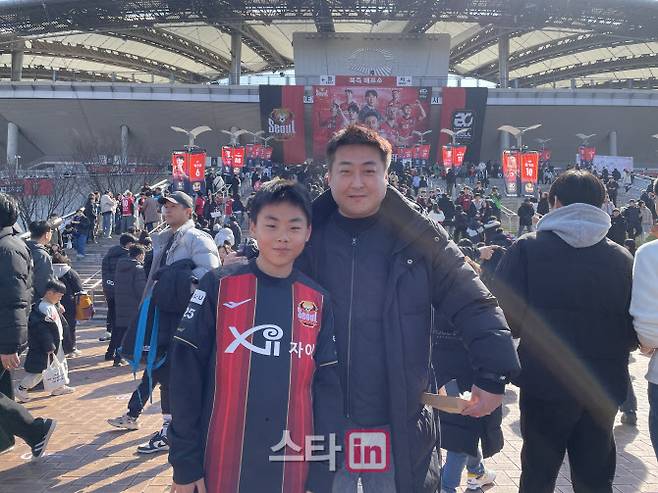 (왼쪽부터)송준하군과 송용현씨는 서울-인천전 관람을 위해 경기장을 찾았다.
