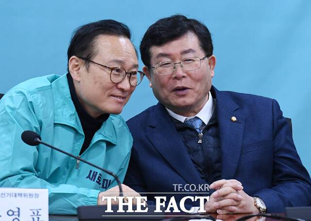 더불어민주당을 탈당하고 새로운미래에 합류한 홍영표(왼쪽)·설훈 의원이 새로운미래 선대위 출범식에 참석해 대화하고 있다. 두 사람은 새미래 선대위 공동선대위원장을 맡았다./이새롬 기자