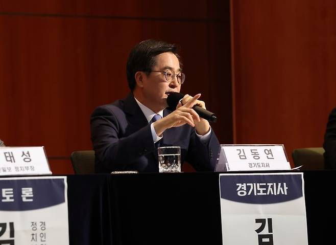 김동연 경기도지사가 11일 오후 수원특례시 경기아트센터 컨벤션홀에서 열린 경기언론인클럽 경기도지사 초청토론회에서 패널의 질문에 답변하고 있다.ⓒ
