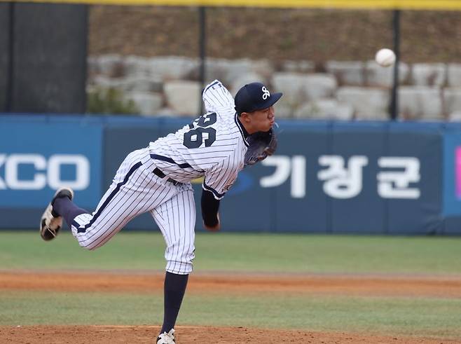 서울고 김동현이 명문고야구열전 전주고전에서 투구를 하고 있다 사진=서동일 기자