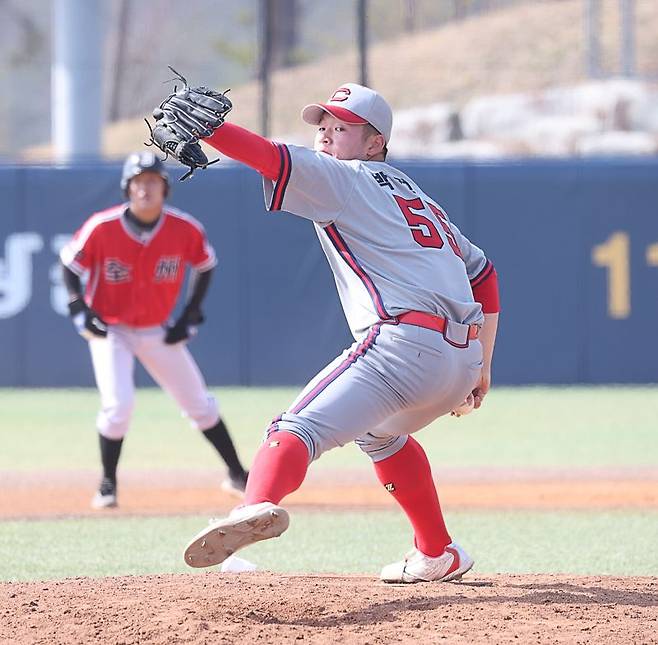 충암고 3학년 박건우는 현재 페이스를 서서히 올리고 있지만, 작년만큼만 구위를 회복하면 급등할 가능성이 높은 투수다. 고교 투수들 중 가장 안정적인 제구력을 자랑하기 때문이다. (사진 = 전상일 기자)