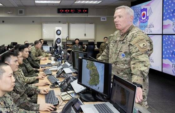 폴 러캐머라 한ㆍ미연합사령관이 9일 CP 탱고 전구작전본부에서 연합훈련 상황을 살펴보고 있다. 한국 언론 최초로 공개한 CP 탱고 전구작전본부에선 한반도와 한반도 주변의 수중부터 우주까지 모든 상황을 지켜볼 수 있다. 보안규정에 따라 취재 중엔 컴퓨터 화면을 연합훈련 로고와 한국 지도로 바꿨다. 전민규 기자