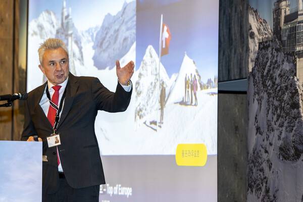 융프라우철도 우어스 케슬러 CEO는 올해 12월 정년퇴임을 앞두고 있다. 지난 4일 서울에서 열린 '융프라우 철도 & 지역 워크숍 2024'에서 직접 최신 소식을 전했다 / 동신항운