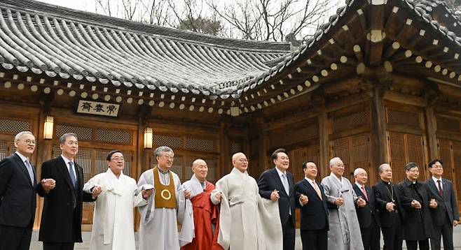 윤석열 대통령이 12일 청와대 상춘재 앞에서 종교지도자 오찬 간담회 참석자들과 기념촬영을 하고 있다. (사진=연합뉴스)