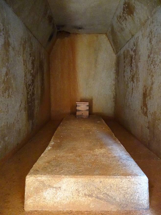 2018년 발굴조사 뒤 공개된 익산 쌍릉 대왕묘 석실 내부 모습. 관을 받치는 시상대가 바닥에 놓여있다. 석실 단면은 육각형을 띤 것이 특징이다. 한겨레 자료 사진