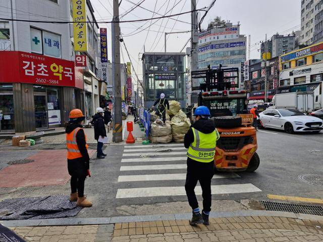 지난달 28일 지하철 2호선과 5호선 환승역인 까치산역의 엘리베이터 설치 공사 현장. 지상의 보도 폭이 좁아 지하 대합실에서 엘리베이터의 이동통로를 파내는 굴착 작업이 이뤄지고 있다. 파낸 암반과 토사가 지상으로 옮겨져 쌓여 있다.