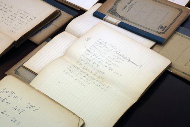 박목월 시인의 장남 박동규 서울대 명예교수와 박목월유작품박간위원회가 12일 서울 중구 프레스센터에서 박 시인의 육필 노트에 담긴 시작품 166편을 공개했다. 사진은 시인의 비공개 시작인 '어머니에게'. 뉴시스