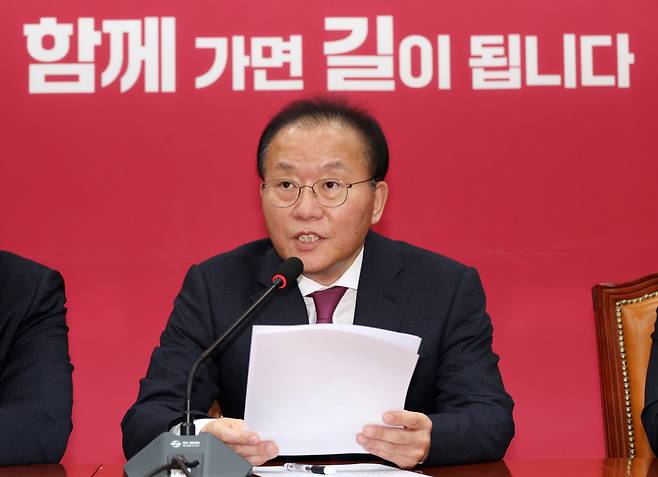 윤재옥 국민의힘 원내대표가 12일 더불어민주당이 이종섭 주호주대사(전 국방부 장관)의 출국과 관련한 '특별검사 임명 법률안'(특검법)을 발의한 데 대해 "(민주당이) 이 문제를 선거에 악용하겠다는 생각은 버리는 것이 좋겠다고 생각한다"고 말했다. /사진=뉴시스